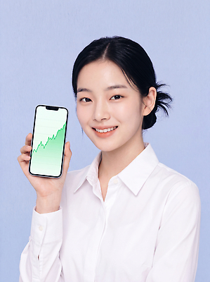 JPG 편집이미지 여자 셔츠 비즈니스 표시 그래프 기술 스마트폰 자료 기계 정보 상승 자산관리 의료성형뷰티 편집실사 AI인물포토 AI콘텐츠 컨셉 상의 사람 경제 핸드폰 스마트기기 CG 파일형식 AI포토 옷 전자제품
