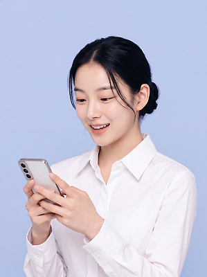 JPG 편집이미지 여자 셔츠 기술 표정 웃음 일상 스마트폰 스크린 기쁨 자산관리 소셜미디어 의료성형뷰티 편집실사 AI인물포토 AI콘텐츠 감정 상의 사람 라이프 경제 핸드폰 스마트기기 CG 파일형식 AI포토 옷 생활 전자제품