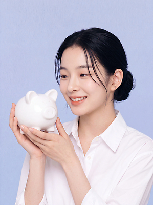 JPG 편집이미지 여자 행복 셔츠 웃음 저축 저금통 절약 오브젝트 자산관리 재정 의료성형뷰티 편집실사 AI인물포토 AI콘텐츠 감정 컨셉 상의 표정 사람 금융 경제 CG 파일형식 AI포토 옷
