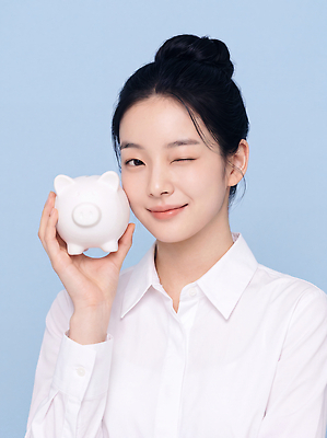 JPG 편집이미지 여자 얼굴 포즈 돈 미소 상반신 귀여움 저축 저금통 눈 파란배경 자산관리 의료성형뷰티 편집실사 AI인물포토 AI콘텐츠 컨셉 표정 사람 신체부위 금융 경제 파란색 재산 CG 파일형식 AI포토 컬러