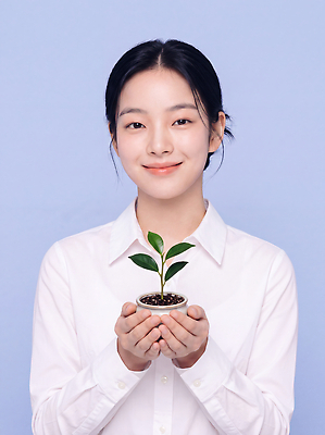 JPG 식물 편집이미지 여자 화분 실내 미소 성장 자산관리 기르기 의료성형뷰티 편집실사 AI인물포토 AI콘텐츠 표정 사람 내부 경제 CG 돌봄 파일형식 AI포토 모션