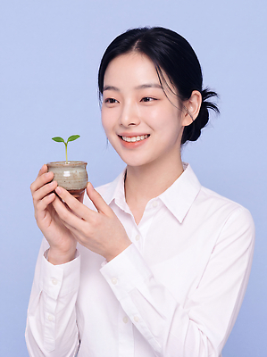 JPG 식물 편집이미지 여자 화분 실내 웃음 새싹 기쁨 성장 파란배경 자산관리 의료성형뷰티 편집실사 AI인물포토 AI콘텐츠 감정 표정 사람 내부 경제 파란색 CG 파일형식 AI포토 컬러