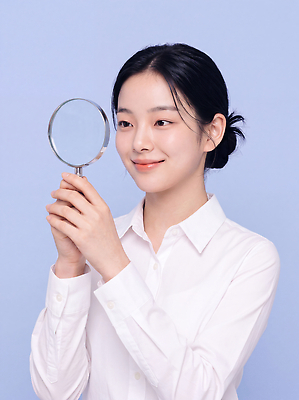 JPG 편집이미지 헤어스타일 여자 셔츠 실내 표정 거울 관찰 집중 확대경 자산관리 의료성형뷰티 편집실사 AI인물포토 AI콘텐츠 컨셉 상의 모션 사람 내부 경제 CG 파일형식 AI포토 옷