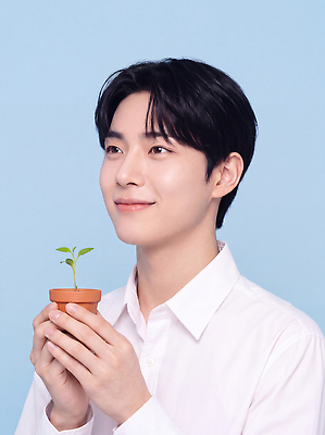 JPG 식물 편집이미지 남자 화분 표정 미소 생활 성장 자산관리 기념사진 의료성형뷰티 편집실사 AI인물포토 AI콘텐츠 사람 경제 CG 파일형식 AI포토