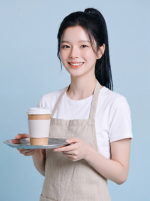 JPG 편집이미지 직업 여자 커피 음료 친절 쟁반 웃음 일상 컵 카페 서비스 준비 바리스타 아르바이트 의료성형뷰티 편집실사 AI인물포토 AI콘텐츠 식기 표정 사람 라이프 상점 CG 파일형식 AI포토 생활