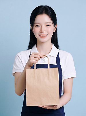 JPG 편집이미지 여자 셔츠 가방 미소 갈색 앞치마 작업 직원 서비스 비닐 아르바이트 의료성형뷰티 편집실사 AI인물포토 AI콘텐츠 잡화 컬러 상의 재질 표정 사람 CG 파일형식 AI포토 옷