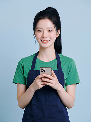 JPG 편집이미지 여자 티셔츠 미소 앞치마 작업 전화기 직원 서비스 아르바이트 소통 의료성형뷰티 추가 편집실사 AI인물포토 AI콘텐츠 컨셉 셔츠 표정 사람 CG 파일형식 AI포토 상의 옷