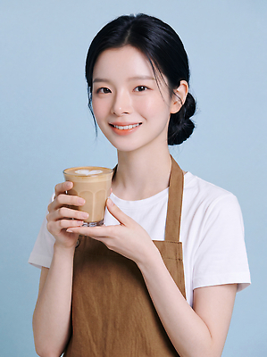JPG 편집이미지 여자 커피 음료 웃음 갈색 카페 바리스타 아르바이트 의료성형뷰티 편집실사 AI인물포토 AI콘텐츠 직업 컬러 표정 사람 상점 CG 파일형식 AI포토