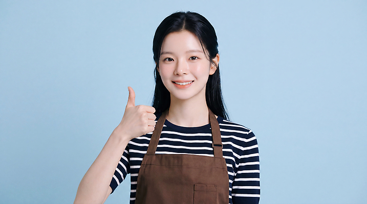 JPG 편집이미지 직업 여자 커피 음료 표정 웃음 앞치마 줄무늬 카페 엄지손가락 서비스 바리스타 아르바이트 의료성형뷰티 편집실사 AI인물포토 AI콘텐츠 무늬 손가락 사람 상점 CG 파일형식 AI포토 손 신체부위
