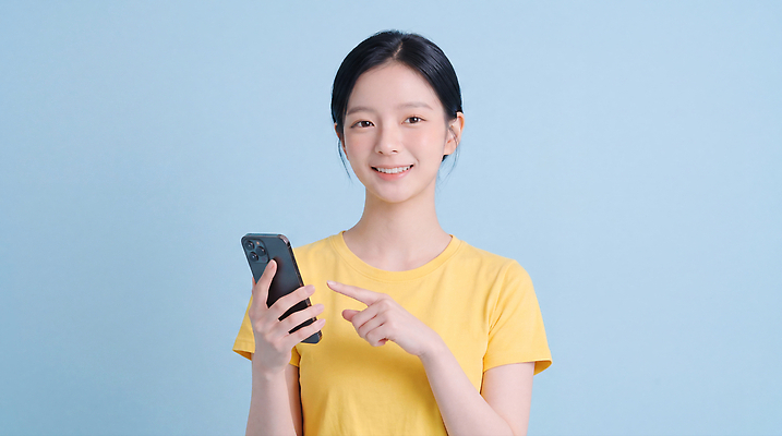 JPG 편집이미지 여자 행복 포즈 통신 모바일 기술 미소 스마트폰 스크린 기계 가리킴 아르바이트 소통 의료성형뷰티 편집실사 AI인물포토 AI콘텐츠 감정 컨셉 표정 사람 손짓 핸드폰 스마트기기 CG 파일형식 AI포토 모션 전자제품