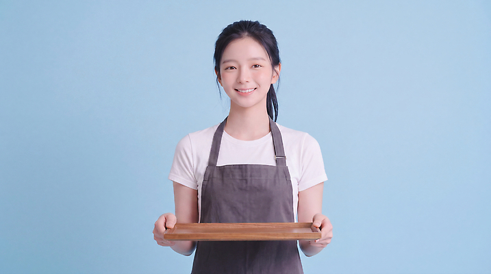JPG 나무 편집이미지 직업 여자 음식 티셔츠 쟁반 미소 앞치마 서비스 아르바이트 의료성형뷰티 Smiling Cooking 편집실사 AI인물포토 AI콘텐츠 식물 셔츠 표정 사람 CG 파일형식 AI포토 상의 옷