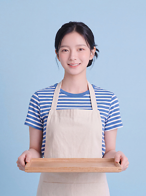 JPG 편집이미지 여자 티셔츠 웃음 들기 앞모습 앞치마 줄무늬 아르바이트 나무쟁반 의료성형뷰티 편집실사 AI인물포토 AI콘텐츠 뷰포인트 셔츠 무늬 모션 쟁반 표정 사람 목재 CG 파일형식 AI포토 나무 상의 재료 식물 옷