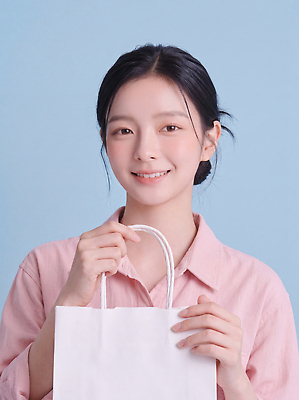 JPG 편집이미지 헤어스타일 여자 포즈 표정 미소 일상 캐주얼 쇼핑 쇼핑백 파란배경 아르바이트 의료성형뷰티 편집실사 AI인물포토 AI콘텐츠 옷 가방 사람 라이프 파란색 CG 파일형식 AI포토 잡화 컬러 생활