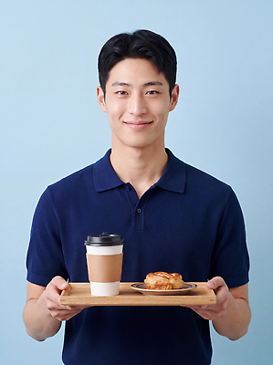 JPG 나무 편집이미지 모자 남자 커피 음료 음식 티셔츠 디저트 쟁반 웃음 일상 카페 아르바이트 페스츄리 의료성형뷰티 편집실사 AI인물포토 AI콘텐츠 식물 잡화 빵 셔츠 표정 사람 라이프 상점 CG 파일형식 AI포토 상의 생활 옷