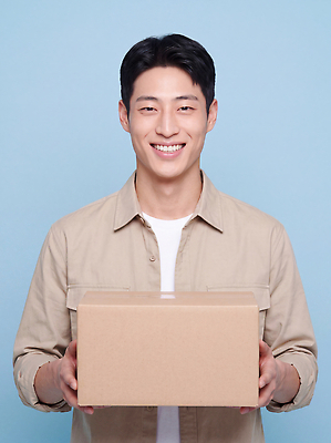 JPG 편집이미지 옷 남자 표정 웃음 들기 상자 기쁨 상품 전달 아르바이트 의료성형뷰티 편집실사 AI인물포토 AI콘텐츠 감정 모션 사람 CG 파일형식 AI포토