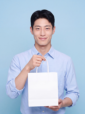 JPG 모델 편집이미지 직업 패션 남자 포즈 셔츠 웃음 쇼핑백 기쁨 아르바이트 의료성형뷰티 편집실사 AI인물포토 AI콘텐츠 감정 상의 가방 표정 사람 CG 파일형식 AI포토 잡화 옷