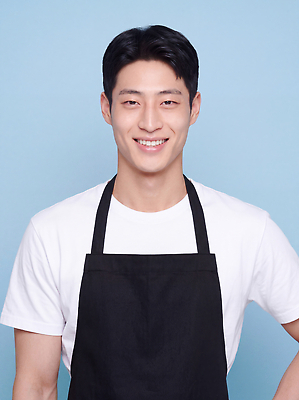 JPG 편집이미지 남자 음식 주방용품 웃음 요리사 식사 조리복 파란배경 아르바이트 의료성형뷰티 편집실사 AI인물포토 AI콘텐츠 직업 생활용품 유니폼 표정 사람 파란색 CG 파일형식 AI포토 옷 컬러 오브젝트