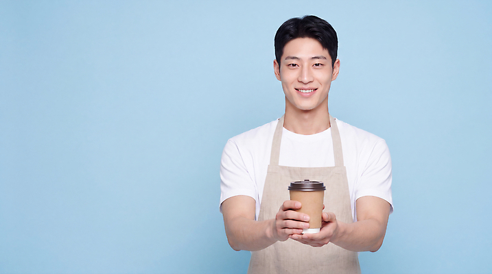JPG 편집이미지 남자 행복 커피 음료 포즈 미소 일상 컵 촬영 카페 아르바이트 의료성형뷰티 편집실사 AI인물포토 AI콘텐츠 식기 감정 표정 사람 라이프 상점 CG 파일형식 AI포토 생활