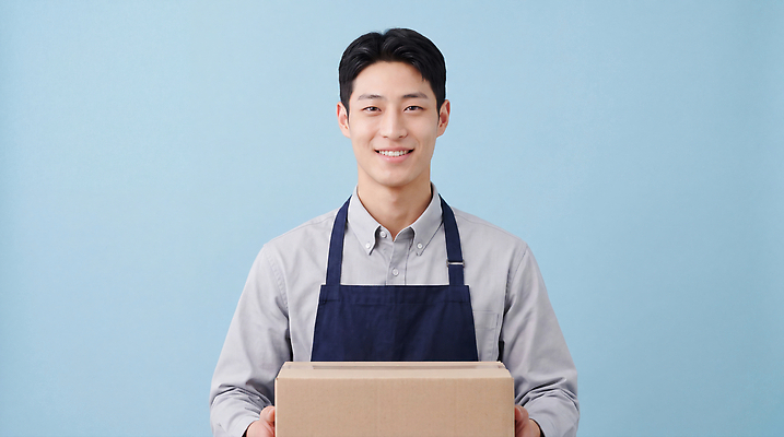 JPG 편집이미지 직업 남자 셔츠 미소 쇼핑 상자 앞치마 배송 오브젝트 서비스 전달 아르바이트 의료성형뷰티 편집실사 AI인물포토 AI콘텐츠 상의 표정 사람 CG 파일형식 AI포토 옷