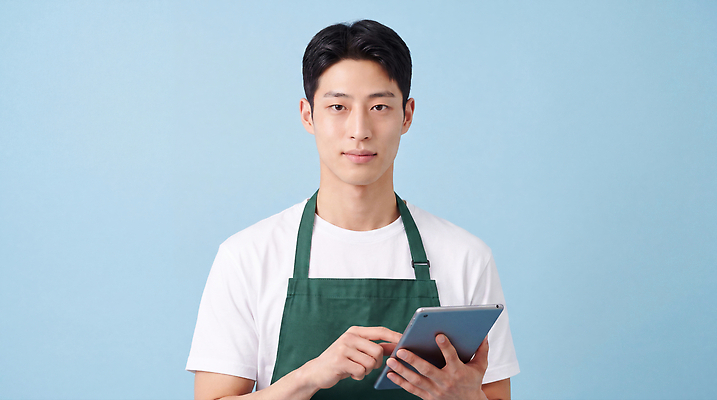 JPG 편집이미지 남자 얼굴 기술 표정 작업복 태블릿 상점 업무 작업 집중 아르바이트 입력 의료성형뷰티 편집실사 AI인물포토 AI콘텐츠 옷 컨셉 사람 신체부위 전자제품 스마트기기 CG 파일형식 AI포토
