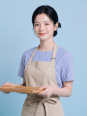 JPG 편집이미지 직업 옷 여자 음식 쟁반 미소 요리사 사진촬영 파란배경 아르바이트 나무쟁반 의료성형뷰티 편집실사 AI인물포토 AI콘텐츠 표정 사람 목재 파란색 촬영 CG 파일형식 AI포토 나무 컬러 재료 식물