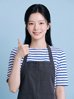 JPG 편집이미지 여자 패션 표정 미소 일상 앞치마 기쁨 파란배경 긍정 따봉 아르바이트 의료성형뷰티 스타일 편집실사 AI인물포토 AI콘텐츠 감정 컨셉 사람 라이프 파란색 엄지손가락 최고 CG 파일형식 AI포토 컬러 손가락 생활 손 신체부위