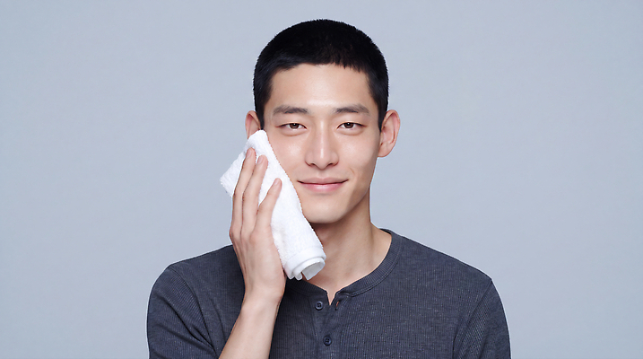 JPG 편집이미지 남자 얼굴 미소 사람 상반신 일상 수건 뷰티 청결 위생 피부관리 닦기 의료성형뷰티 그루밍족 편집실사 AI인물포토 AI콘텐츠 모션 표정 라이프 신체부위 위생용품 CG 파일형식 AI포토 생활용품 생활 오브젝트