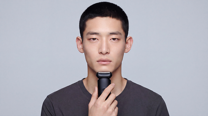 JPG 편집이미지 응시 남자 얼굴 상반신 뷰티 피부관리 심플 면도기 단정 의료성형뷰티 스타일 그루밍족 편집실사 AI인물포토 AI콘텐츠 시선 컨셉 사람 신체부위 위생용품 CG 파일형식 AI포토 생활용품 오브젝트