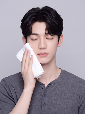 JPG 편집이미지 남자 얼굴 티셔츠 표정 상반신 수건 뷰티 회색 세수 피부관리 닦기 스킨케어 의료성형뷰티 그루밍족 편집실사 AI인물포토 AI콘텐츠 컬러 셔츠 모션 사람 신체부위 위생용품 청결 CG 파일형식 AI포토 생활용품 상의 위생 옷 오브젝트