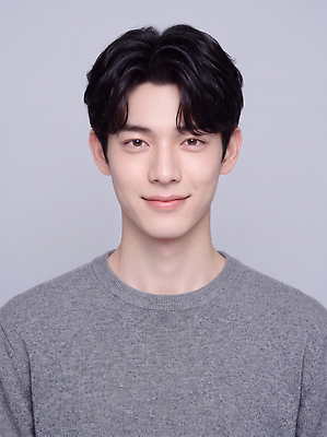 JPG 편집이미지 헤어스타일 패션 남자 표정 미소 사람 상반신 앞모습 뷰티 촬영 스웨터 피부관리 의료성형뷰티 스타일 그루밍족 편집실사 AI인물포토 AI콘텐츠 뷰포인트 상의 CG 파일형식 AI포토 옷