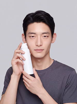JPG 모델 편집이미지 남자 얼굴 포즈 티셔츠 스튜디오 관리 상반신 뷰티 촬영 화장품 상품 피부 피부관리 스킨케어 의료성형뷰티 그루밍족 편집실사 AI인물포토 AI콘텐츠 셔츠 사람 신체부위 CG 파일형식 AI포토 상의 옷