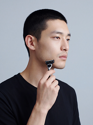 JPG 편집이미지 남자 얼굴 실내 사람 상반신 일상 뷰티 청결 화장품 피부관리 면도 면도기 자기관리 의료성형뷰티 그루밍족 편집실사 AI인물포토 AI콘텐츠 모션 내부 라이프 신체부위 위생용품 위생 CG 파일형식 AI포토 생활용품 생활 오브젝트