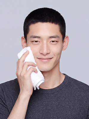 JPG 편집이미지 남자 얼굴 티셔츠 표정 상반신 일상 수건 뷰티 청결 회색 피부 피부관리 닦기 자기관리 의료성형뷰티 그루밍족 편집실사 AI인물포토 AI콘텐츠 컬러 셔츠 모션 사람 라이프 신체부위 위생용품 위생 CG 파일형식 AI포토 생활용품 상의 생활 옷 오브젝트