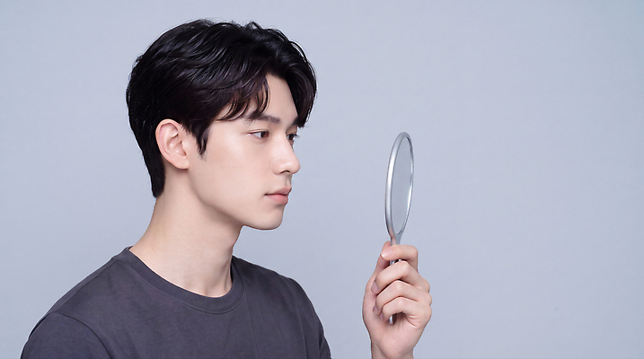 JPG 편집이미지 남자 생각 표정 사람 상반신 뷰티 거울 회색 피부관리 의료성형뷰티 그루밍족 편집실사 AI인물포토 AI콘텐츠 컬러 CG 파일형식 AI포토