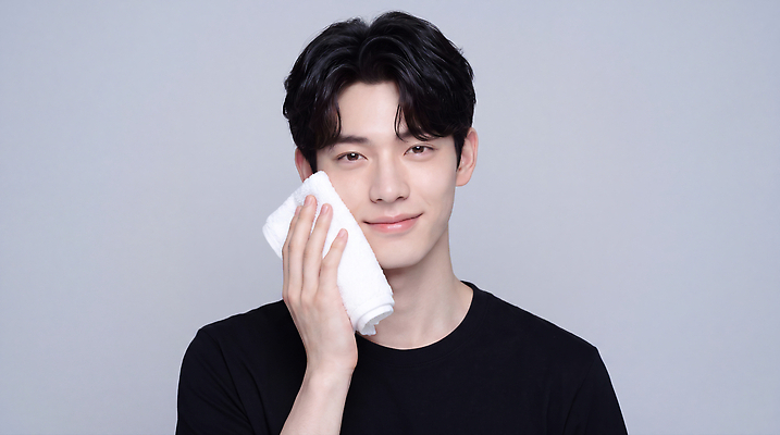 JPG 편집이미지 남자 얼굴 티셔츠 표정 상반신 파란색 수건 뷰티 피부 오브젝트 피부관리 닦기 스킨케어 의료성형뷰티 그루밍족 편집실사 AI인물포토 AI콘텐츠 컬러 셔츠 모션 사람 신체부위 위생용품 CG 파일형식 AI포토 생활용품 상의 옷
