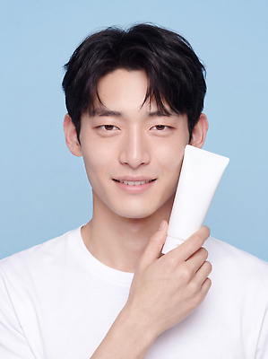 JPG 모델 편집이미지 남자 안내 미소 상반신 화장 뷰티 촬영 화장품 세수 상품 피부관리 파란배경 튜브 스킨케어 의료성형뷰티 그루밍족 편집실사 AI인물포토 AI콘텐츠 표정 사람 파란색 청결 CG 파일형식 AI포토 컬러 위생