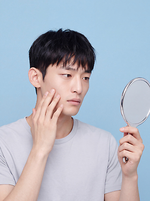 JPG 편집이미지 남자 얼굴 상반신 뷰티 청결 거울 피부 확인 피부관리 파란배경 스킨케어 자기관리 의료성형뷰티 스타일 그루밍족 편집실사 AI인물포토 AI콘텐츠 사람 신체부위 파란색 위생 CG 파일형식 AI포토 컬러