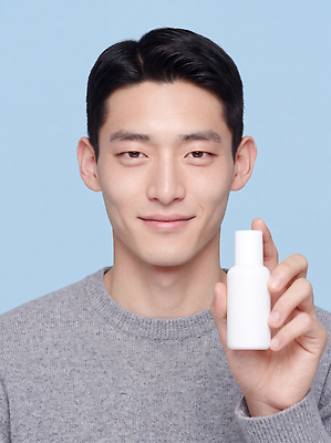 JPG 모델 편집이미지 남자 미소 웃음 상반신 뷰티 화장품 용기 상품 피부관리 파란배경 세안제 의료성형뷰티 그루밍족 편집실사 AI인물포토 AI콘텐츠 그릇 표정 사람 파란색 CG 세안용품 파일형식 AI포토 식기 컬러 생활용품 오브젝트