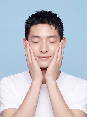 JPG 편집이미지 남자 얼굴 티셔츠 관리 상반신 파란색 뷰티 눈감음 화장품 세수 피부 피부관리 스킨 스킨케어 클렌징 의료성형뷰티 그루밍족 편집실사 AI인물포토 AI콘텐츠 컬러 셔츠 모션 사람 신체부위 청결 CG 파일형식 AI포토 상의 위생 옷