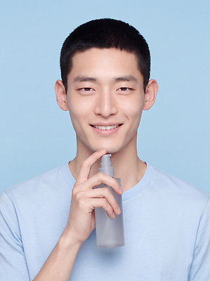 JPG 모델 편집이미지 남자 상의 표정 관리 웃음 상반신 뷰티 화장품 상품 피부 피부관리 파란배경 스프레이 의료성형뷰티 그루밍족 편집실사 AI인물포토 AI콘텐츠 옷 사람 신체부위 파란색 CG 파일형식 AI포토 컬러