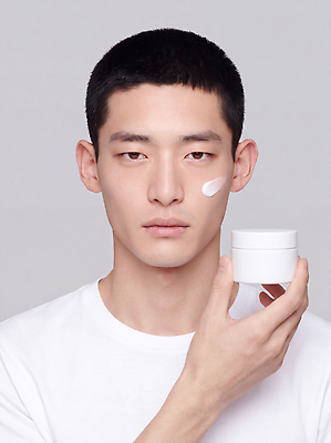 JPG 모델 편집이미지 남자 얼굴 관리 상반신 뷰티 화장품 상품 피부 크림 피부관리 스킨케어 의료성형뷰티 그루밍족 편집실사 AI인물포토 AI콘텐츠 사람 신체부위 CG 파일형식 AI포토