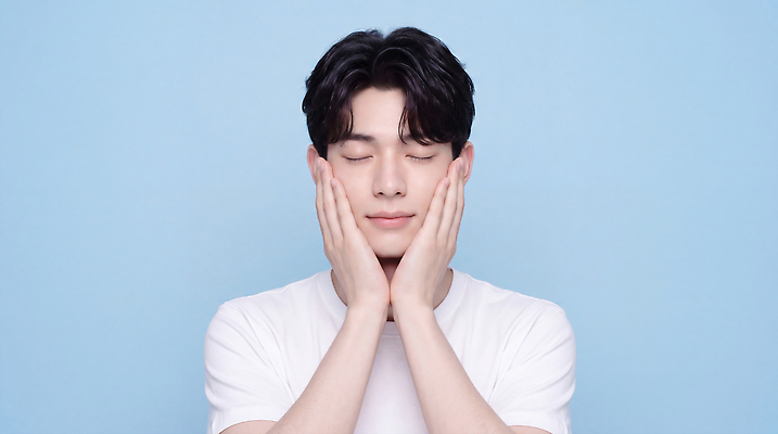 JPG 편집이미지 남자 얼굴 실내 표정 상반신 파란색 뷰티 촬영 피부관리 의료성형뷰티 그루밍족 편집실사 AI인물포토 AI콘텐츠 컬러 사람 내부 신체부위 CG 파일형식 AI포토