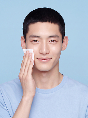 JPG 편집이미지 남자 얼굴 표정 관리 상반신 뷰티 촬영 화장품 피부 피부관리 파란배경 닦기 스킨케어 화장솜 의료성형뷰티 외모 그루밍족 편집실사 AI인물포토 AI콘텐츠 모션 사람 신체부위 파란색 화장용품 CG 파일형식 AI포토 컬러 미용용품 오브젝트