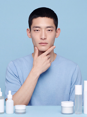JPG 편집이미지 패션 남자 생각 안내 상반신 파란색 뷰티 화장품 용기 상품 피부관리 스킨케어 의료성형뷰티 그루밍족 편집실사 AI인물포토 AI콘텐츠 그릇 컬러 사람 CG 파일형식 AI포토 식기