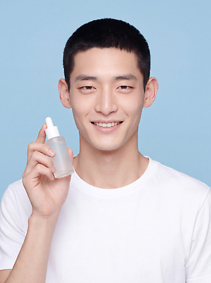JPG 모델 편집이미지 남자 하늘색 티셔츠 미소 상반신 일상 뷰티 촬영 화장품 액체 상품 피부관리 스킨케어 의료성형뷰티 그루밍족 편집실사 AI인물포토 AI콘텐츠 셔츠 표정 사람 라이프 파란색 CG 파일형식 AI포토 컬러 상의 생활 옷