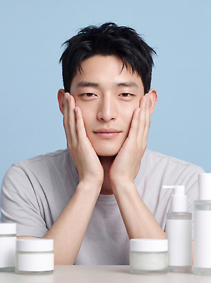 JPG 편집이미지 남자 얼굴 관리 상반신 파란색 뷰티 촬영 화장품 상품 피부 피부관리 스킨케어 의료성형뷰티 그루밍족 편집실사 AI인물포토 AI콘텐츠 컬러 사람 신체부위 CG 파일형식 AI포토