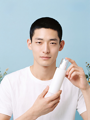 JPG 모델 편집이미지 옷 남자 얼굴 상반신 뷰티 화장품 상품 피부관리 파란배경 스킨케어 의료성형뷰티 스타일 그루밍족 편집실사 AI인물포토 AI콘텐츠 사람 신체부위 파란색 CG 파일형식 AI포토 컬러