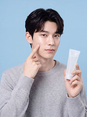 JPG 모델 편집이미지 남자 얼굴 포즈 관리 상반신 파란색 뷰티 촬영 화장품 회색 상품 스웨터 피부 피부관리 스킨케어 의료성형뷰티 그루밍족 편집실사 AI인물포토 AI콘텐츠 컬러 상의 사람 신체부위 CG 파일형식 AI포토 옷