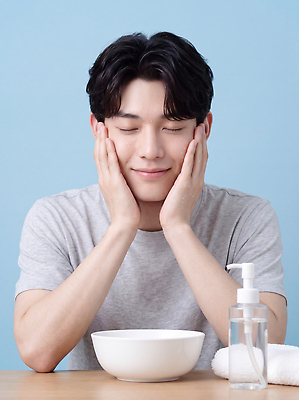 JPG 편집이미지 남자 얼굴 관리 미소 상반신 파란색 수건 뷰티 청결 화장품 세수 상품 피부 피부관리 세안제 의료성형뷰티 그루밍족 편집실사 AI인물포토 AI콘텐츠 컬러 표정 사람 신체부위 위생용품 위생 CG 세안용품 파일형식 AI포토 생활용품 오브젝트