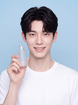 JPG 모델 편집이미지 패션 남자 하늘색 티셔츠 웃음 상반신 뷰티 화장품 상품 피부 피부관리 의료성형뷰티 스타일 그루밍족 세럼 편집실사 AI인물포토 AI콘텐츠 셔츠 표정 사람 신체부위 파란색 CG 파일형식 AI포토 컬러 상의 옷
